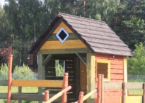 Jedna z wielu atrakcji ogrodu Gościńca Oycowizna- drewniany domek zabaw!